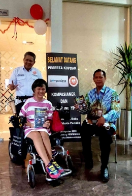 Bersama Mbak Christie dan pak Thamrin Dahlan (sumber foto: Christie) 