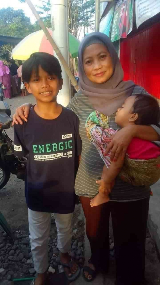 Farel Prayoga bersama ibu dan adiknya (Sumber: FB Jagongan Solo)