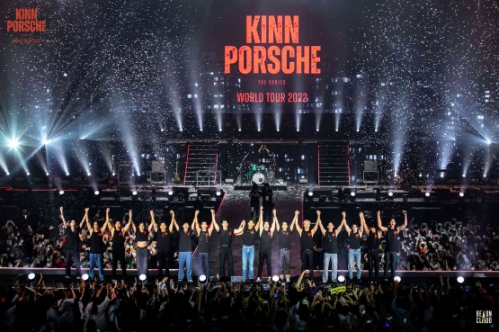 Keenam belas aktor Kinnporsche the Series memberikan salam penutup sebelum mengakhiri konser hari kedua (twitter.com/beoncloud_th)