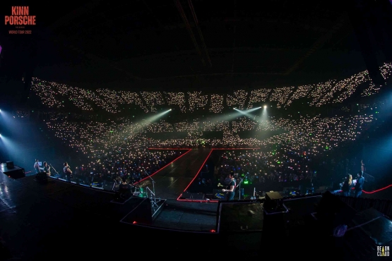 Penampilan Cumulus Band dengan para penggemar yang tampak bagai ratusan bintang (twitter.com/beoncloud_th)