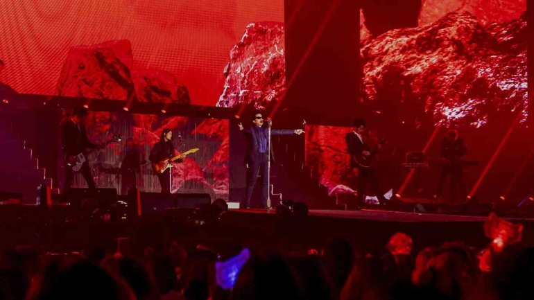 Slot Machine memainkan Free Fall yang merupakan lagu pembuka dalam serial (twitter.com/slotmachinerock)