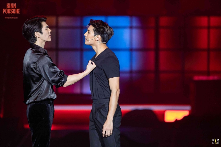 Mile Phakphum dan Apo Nattawin berakting secara langsung di atas panggung (twitter.com/beoncloud_th)