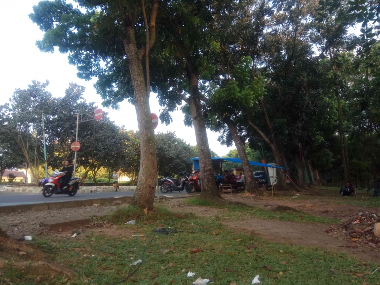 Suasana dipinggir jalan dengan pemandangan pepohonan dan  para pedagang. (Dok pribadi)