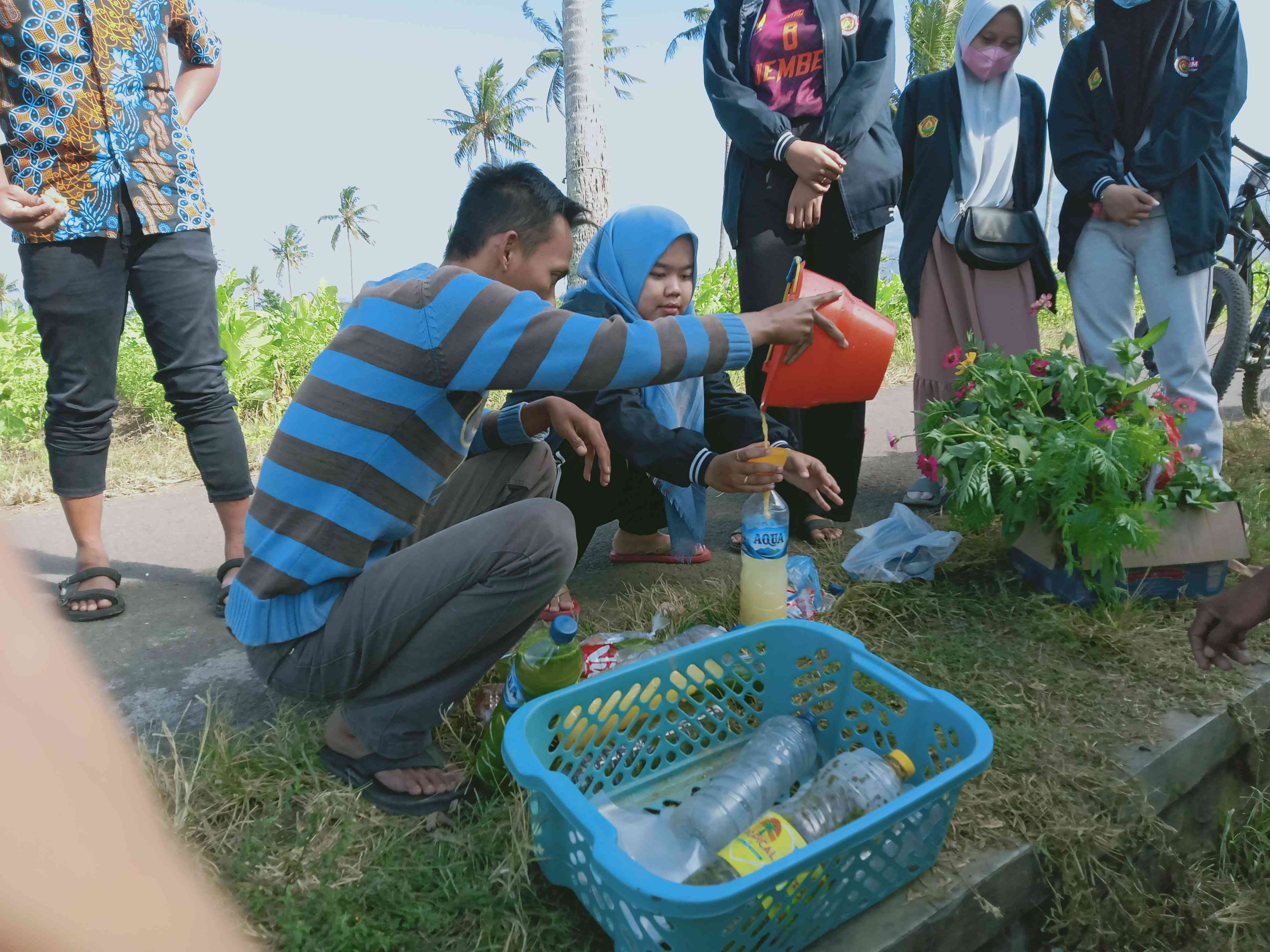 Pembuatan Pestisida Nabati Kulit Bawang Merah Oleh Tim KKN UMD 323 ...