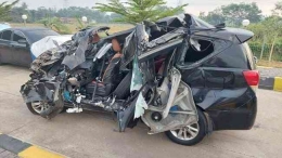 Penampakan mobil yang ditumpangi Hermanto Dardak, remuk usai kecelakaan di Tol Pemalang-Batang, Sabtu (20/8/2022).