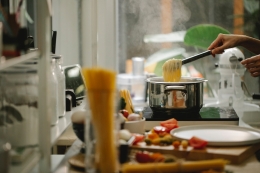 Ilustrasi memasak mi instan oleh Klaus Nielsen dari Pexels 