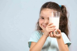 Minum susu, Sumber gambar: Shutterstock
