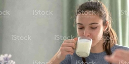 Remaja sedang minum susu, sumber gambar: iStock