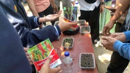 Mahasiswa KKN mendemonstrasikan cara menanam bibit cabai dan terong (Dokpri)