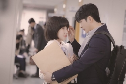 Woo Young Woo (kiri), diperankan oleh aktris Park Eun Bin, dalam sebuah adegan dengan Lee Joon Ho (Kang Tae Oh) di drama Extraordinary Attorney Woo.(Dok. ENA via KOMPAS.com) 