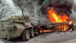  Tank  Rusia yang dihancurkan pasukan Ukraina menggunakan rudal anti-tank Javelin di dekat kota Hluchiv. Foto : Twitter via tempo.co.id