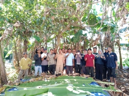 Pelatihan Pembuatan Pupuk Mahasiswa KKN UNEJ bersama warga Desa Sumbermalang (Dokpri)