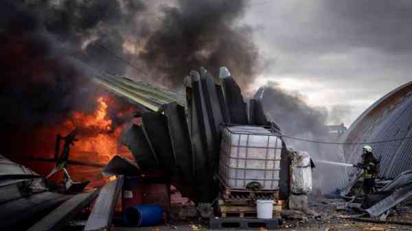 Petugas pemadam kebakaran Ukraina mencoba memadamkan api setelah serangan udara Rusia. Foto: Getty Images via Xaluannews.com