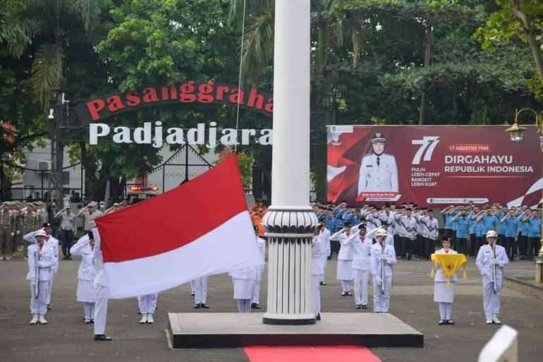 Pengibaran Bendera HUT Kemerdekaan RI ke-77 di alun-alun Pemda Kabupaten Purwakarta (foto diambil dari Facebook Ambu Anne Ratna Mustika)