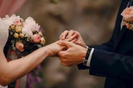 Ilustrasi gambar saat pertunangan pranikah | Dokumen Gambar via pikiran rakyat.co.id