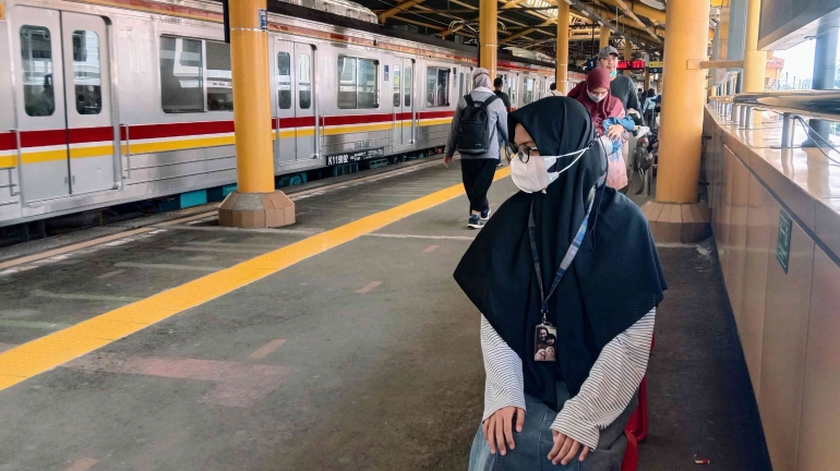 Menggunakan KRL berhenti di Stasiun Gondangdia, sebelum kena panas | foto: Rifki Feriandi