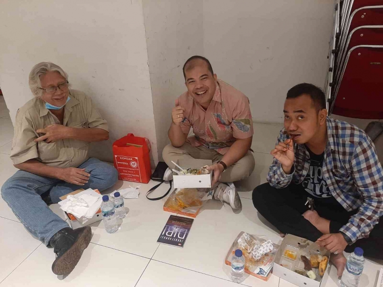 Lesehan bareng mas Andri dan Pak Harahap (dokpri)