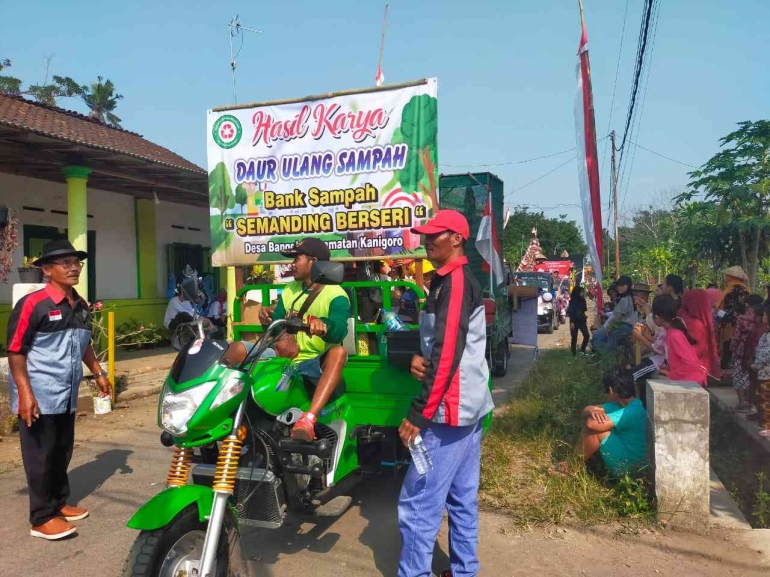 Penampilan salah satu RT di karnaval siang tadi | Foto: Siti Nazarotin 