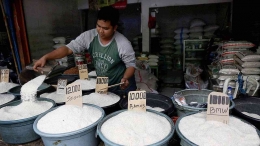 Beras Di Pasar Tradisional (Foto Kompas/Priyombodo)