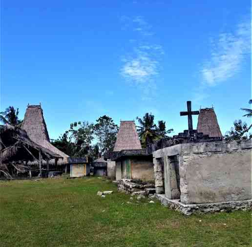 Foto makam dengan simbol salib di Parona Bongu, Kodi, Sumba Barat Daya, NTT (foto: lex) 
