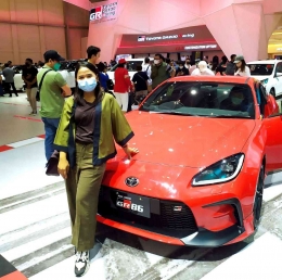 Melihat langsung interior dan eksterior mobil di pameran | Foto: Efa Butar butar