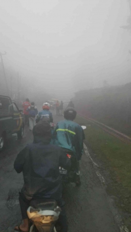 Terjebak macet dalam suasana kabut Sukanagara Cianjur Selatan. Dok pribadi 
