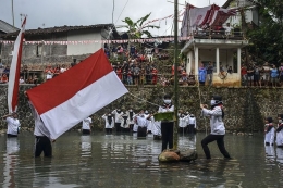 Ilustrasi- Upacara bendera di Daerah Aliran Sungai Cileueur, Lingkungan Janggala, Kabupaten Ciamis, Jawa Barat, Senin (17/8/2020). (ANTARA FOTO/ADENG BUSTOMI)