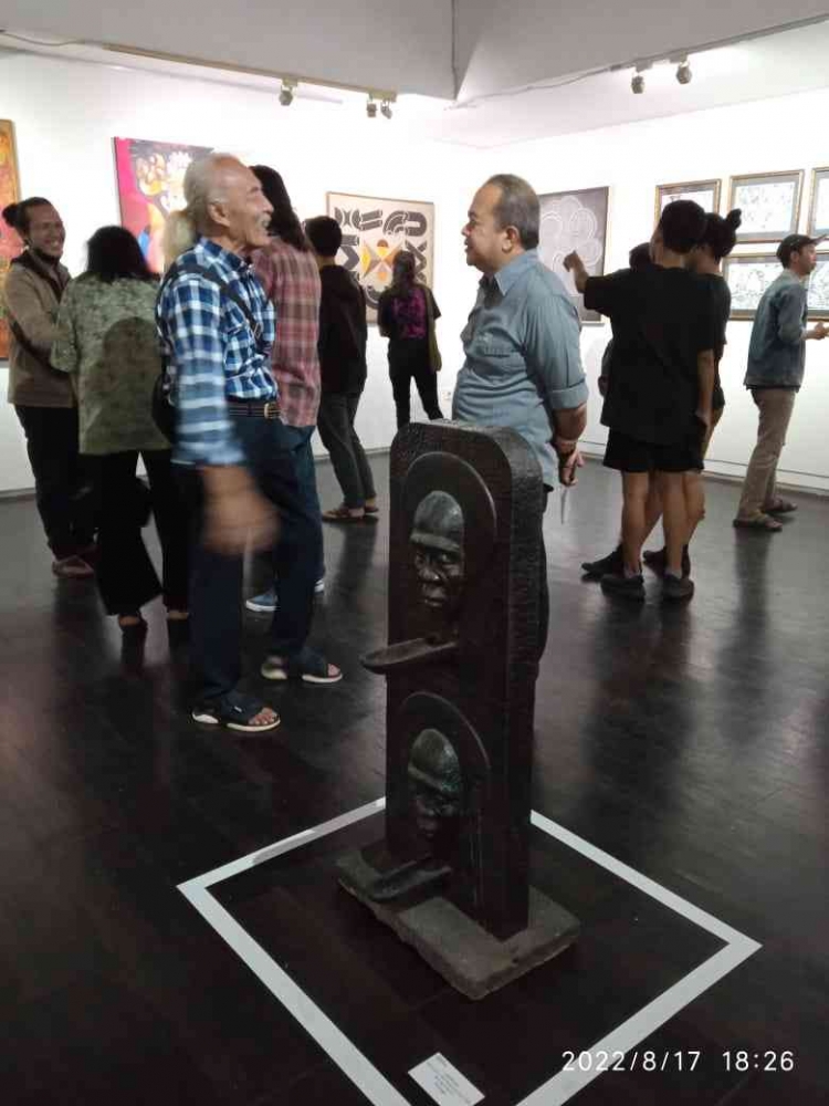Suasana pameran, di tengah Patung karya Soewardi, Monumen untuk Mayoritas Diam, tembaga, 30x60x90 cm (foto: dokumen pribadi)