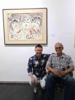 Beny Santosa Halim bersama Subroto Sm, latar belakang lukisan Three in One (foto: dokumen pribadi)