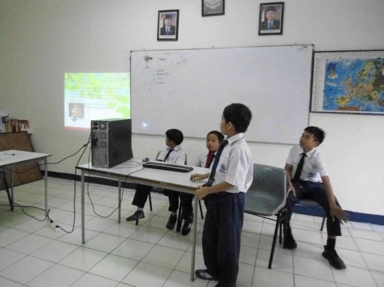 Siswa sedang presentasi di depan kelas (Foto: WordPres.com)