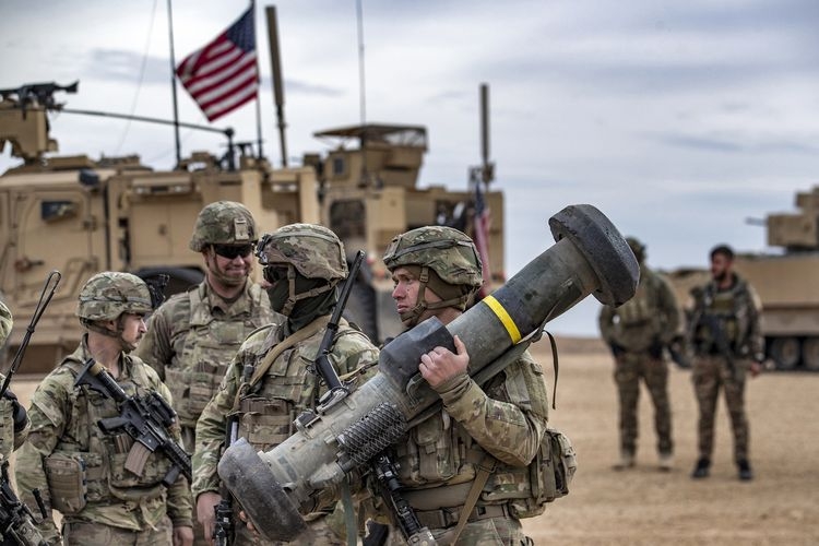 ilustrasi: Tentara Amerika Serikat membawa peluncur rudal Javelin dalam latihan militer gabungan antara Pasukan Demokratik Suriah (SDF). (Foto: AFP/DELIL SOULEIMAN via kompas.com)