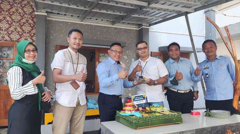 Kegiatan pemotongan tumpeng sebagai simbolis. Foto : Humas Rutan Magetan