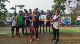 Kapten Tim Rajawali menerima hadiah dan tropi dari panitia (Foto: Johan Wahyudi/ istimewa)