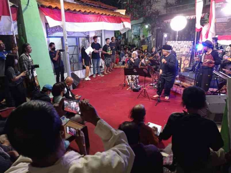 Gelaran musik, menghibur masyarakat sekaligus memberikan edukasi (foto: Heru SM) 