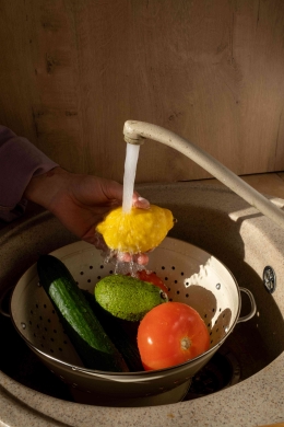 Mencuci buah dan sayuran segar dengan air mengalir (Pexels/Ron Lach)