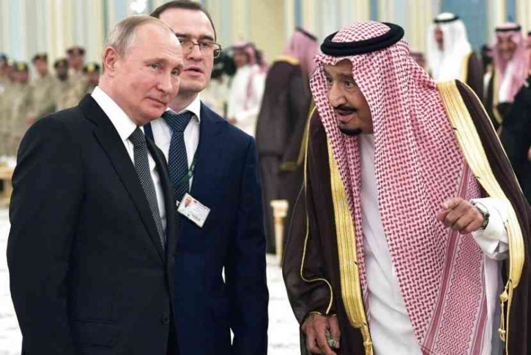 Presiden Rusia Vladimir Putin (kiri) bersama Raja Salman dari Arab Saudi. {Foto: Alexei Nikolsky, Sputnik, Kremlin Pool Photo)
