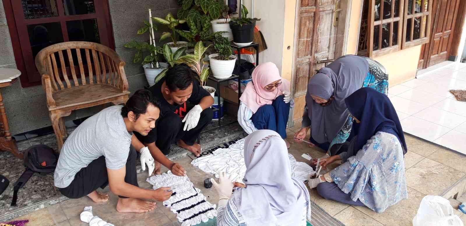 Kreatif! Mahasiswa KKN-T UMSIDA Inovasi Tempat Tisu Dari Batik Ikat ...