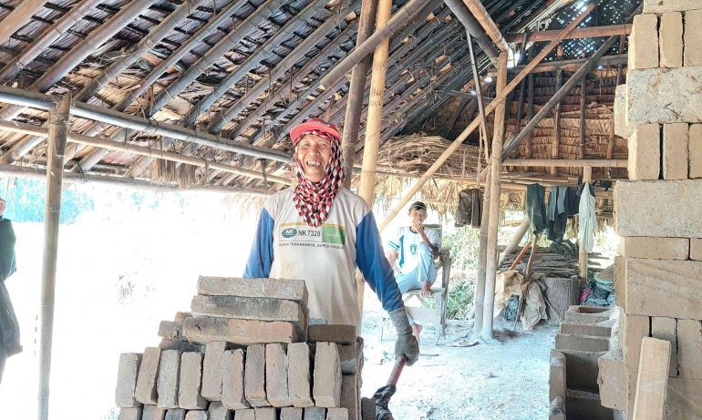 Dokumentasi pekerja batu merah di Dusun Krajan, Desa Pecoro (dokpri)