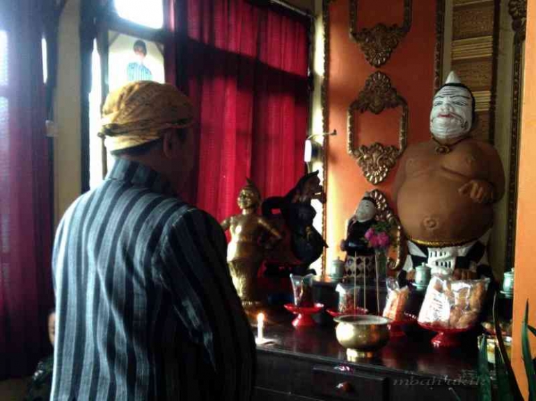 Seorang pemuka Jawa Sanyata memberi hormat sebelum Puja Bakti. Dokumen pribadi.