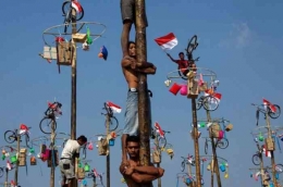 Hari Kemerdekaan Indonesia   pohon tinggi dengan hadiah dan kemenangan : Foto via Post./ua/