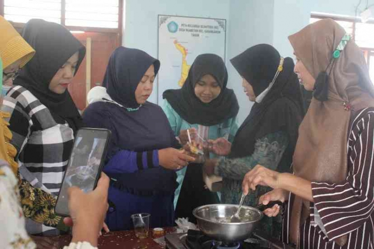 Tim KKN UNS bersama Ibu-ibu PKK Desa Ngabeyan membuat lilin aroma terapi dari minyak jelantah. Dokpri