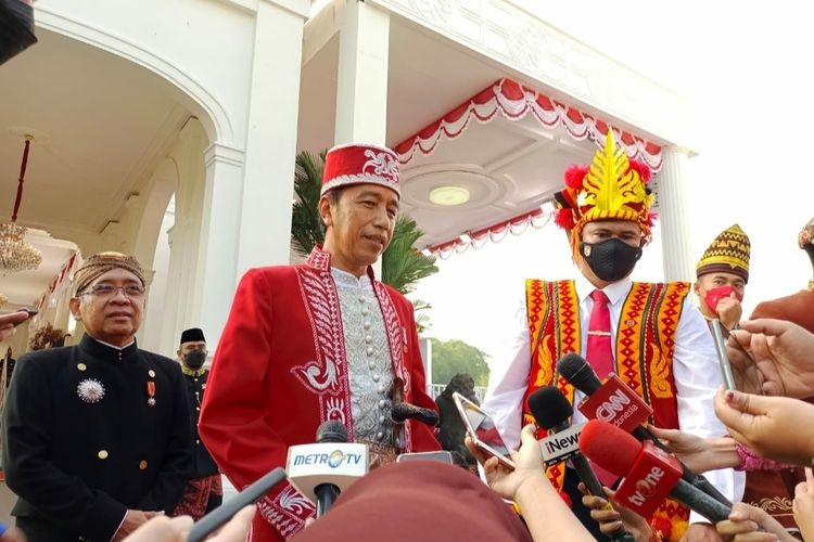 Presiden Joko Widodo yang memakai baju adat dari Buton, Sulawesi Tenggara memberikan keterangan pers sebelum memimpin upacara peringatan HUT ke-77 RI, di Istana Merdeka, Rabu (17/8/2022). (dok. istimewa via kompas.com) 