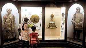 Orang Tua Mengajak Anak Wisata Ke Museum | Sumber WowKeren.com