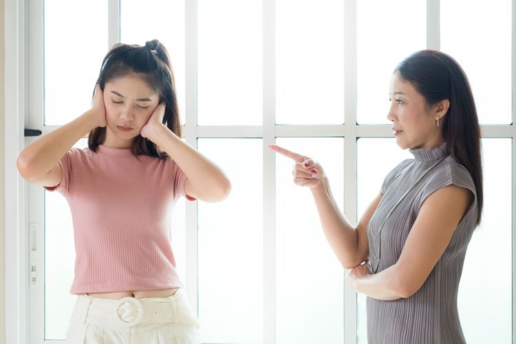 Ilustrasi hubungan emosional antara orangtua dan anak yang kurang baik atau biasa dikenal dengan istilah emotional neglect. Sumber: Shutterstock via Kompas.com