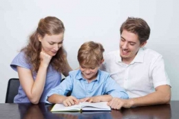 Orang Tua Membantu Anak Belajar | Sumber Republika