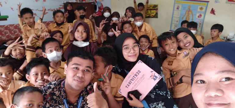 Para Siswa SDN Plalangan 03 Semarang sangat gembira setelah diberi reward sebagai kelas terbersih. (Dokumentasi Pribadi, 2022).