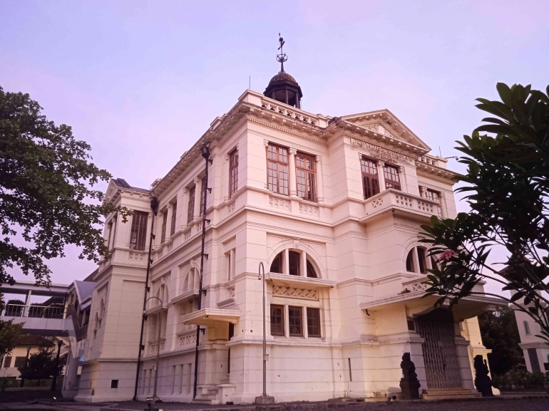 Bekas gedung Bank Indonesia yang masih berdiri di sebelah selatan Balaikota Surakarta merupakan satu dari deretan gedung bercorak Art Deco di Jalan Jendral Sudirman| dokumentasi pribadi