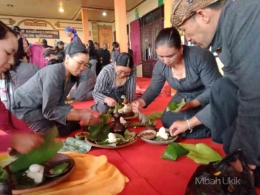 Umat Jawa Sanyata menikmati sesaji Sega Liwet setelah ritual Rabo Legi di Sanggar Pasembahan. | Dokumen pribadi 