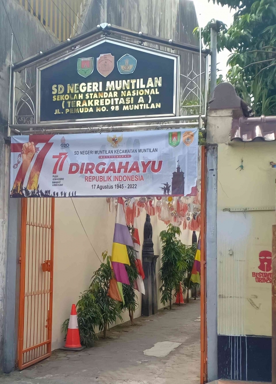 Gerbang depan SDN Muntilan, salah satu sekolah yang punya 13 ekstrakurikuler di Kabupaten Magelang (Foto: Yana Haudy)