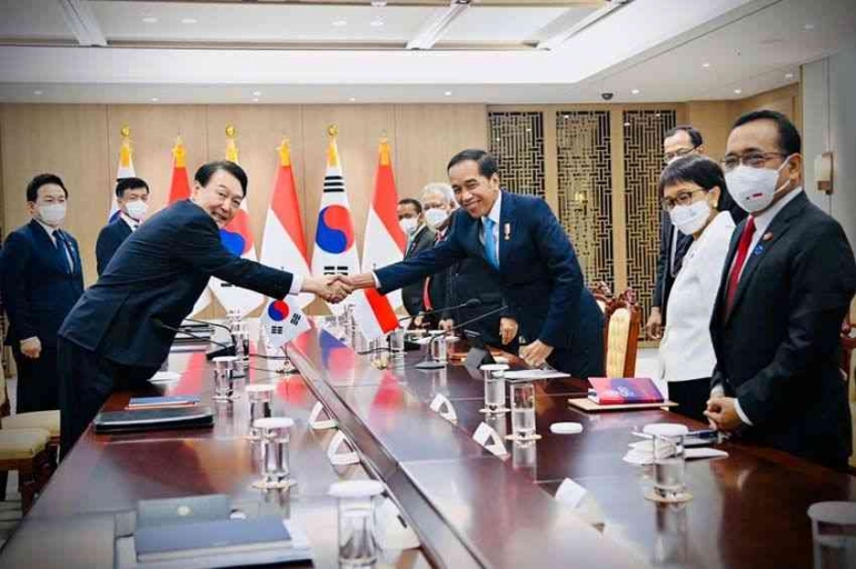 Presiden Joko Widodo melakukan pertemuan dengan Presiden Korea Selatan Yoon Suk-yeol. Foto/Biro Pers, Media dan Informasi Sekretariat Presiden 